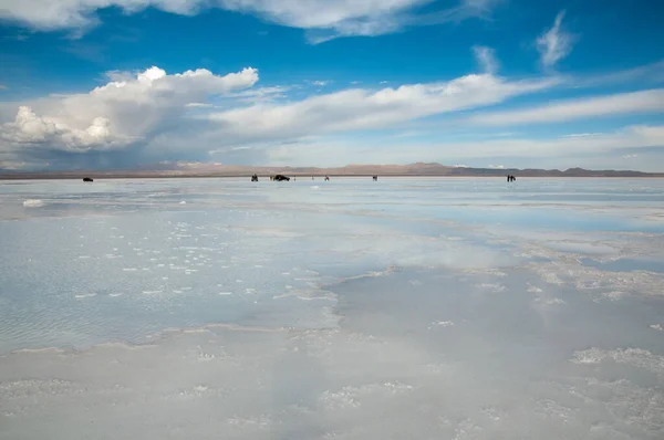 Landscape of the mirror like Bolivia Uyuni salt flat — Stock Photo, Image