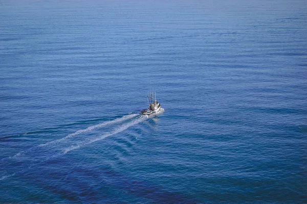 Een schip in de oceaan — Stockfoto