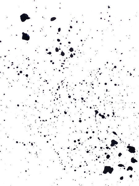 Чернильные пятна разных размеров на белом фоне. Абстрактный чёрно-белый фон.