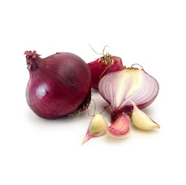 Tam ve doğranmış kırmızı soğan ve beyaz arka planda izole edilmiş taze sarımsak karanfilleri. Çorba malzemeleri.