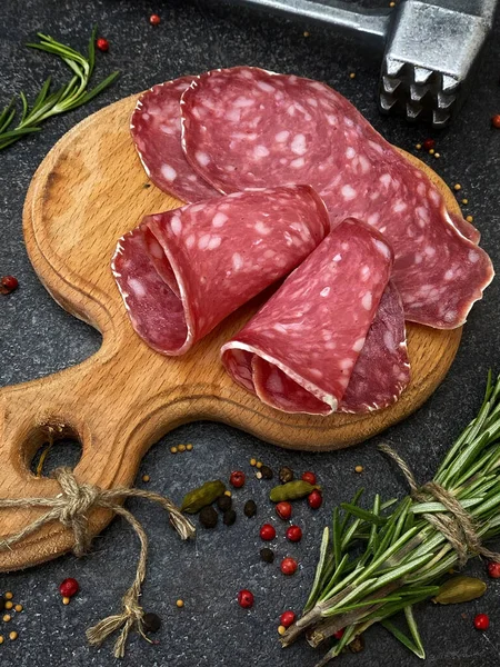 Salsiccia Salchichon Affumicata Cruda Fresca Tagliata Fette Sottili Una Tavola — Foto Stock