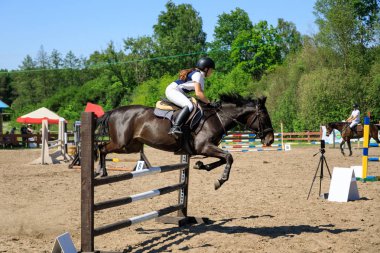 At binicisi Binicilik bir olayda engellerin üzerinden atlama
