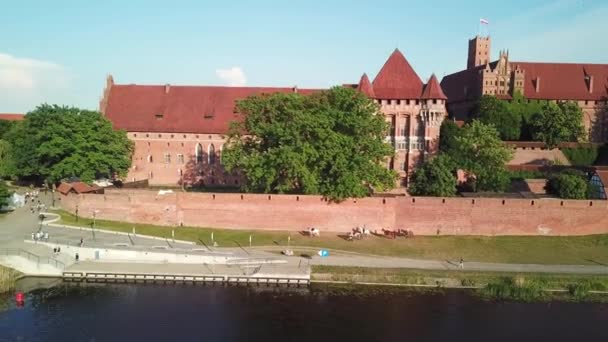 Luchtfoto Paard Rijden Langs Muur Van Malbork Kasteel Polen Zomertijd — Stockvideo