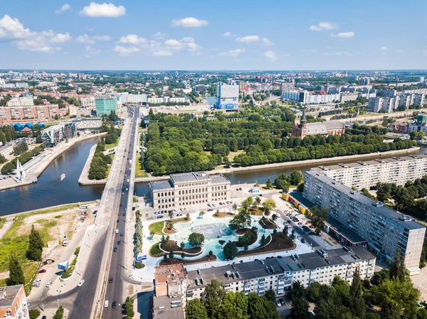 Kaliningrad, Rusya - 02 Haziran 2018: Yeni Çeşme bölgesel Gençlik Kültür Merkezi Binası yakın, havadan görünümü