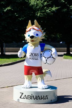 Kaliningrad, Rusya - 08 Haziran 2018: Zabivaka - katedral adada bulunan futbol Dünya Kupası 2018 sembolü