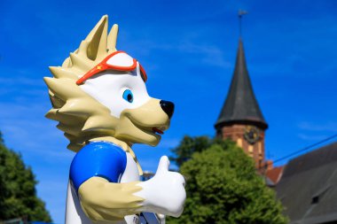 Kaliningrad, Rusya - 08 Haziran 2018: Zabivaka - futbol Dünya Kupası 2018, Katedral arka plan sembolü