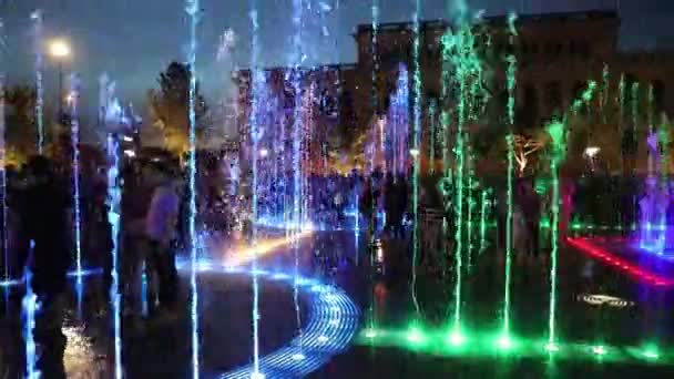 俄罗斯的加里宁格勒 2018年6月10日 市民有乐趣在水中的一个新喷泉在晚上 — 图库视频影像