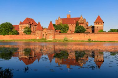 Suya yansıyan Malbork Cermen Castle