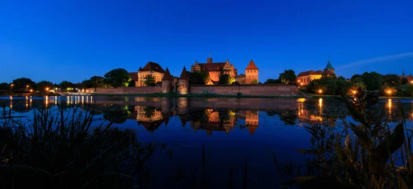 Duitse Kasteel Van Malbork Weerspiegeld Water Avonds Tijd — Stockfoto