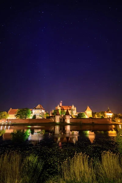 Castillo Teutónico Malbork Bajo Cielo Estrellado Por Noche —  Fotos de Stock