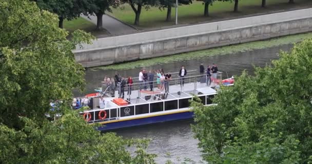 Kaliningrado Rússia Junho 2018 Turistas Com Banda Musical Descansam Barco — Vídeo de Stock