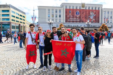 Kaliningrad, Rusya - 24 Haziran 2018: Mutlu Fas futbol taraftarları Kaliningrad zafer meydanında