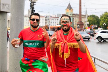 Kaliningrad, Rusya - 25 Haziran 2018: Mutlu Fas futbol taraftarları Kaliningrad zafer meydanında