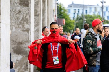 Kaliningrad, Rusya - 25 Haziran 2018: Mutlu Fas futbol fan Kaliningrad zafer meydanında