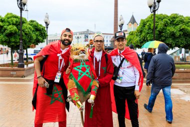 Kaliningrad, Rusya - 25 Haziran 2018: Mutlu Fas futbol taraftarları Kaliningrad zafer meydanında