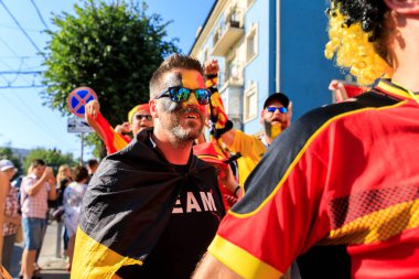 Kaliningrad, Rusya Federasyonu - 28 Haziran 2018: Kostümlü Belçika Kaliningrad bir sokakta FIFA Dünya Kupası 2018 sırasında fanlar