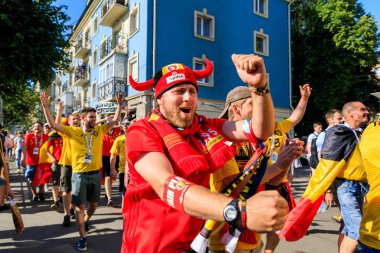 Kaliningrad, Rusya Federasyonu - 28 Haziran 2018: Kostümlü Belçika Kaliningrad bir sokakta FIFA Dünya Kupası 2018 sırasında fanlar