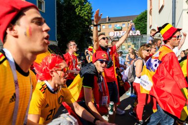 Kaliningrad, Rusya Federasyonu - 28 Haziran 2018: Kostümlü Belçika Kaliningrad bir sokakta FIFA Dünya Kupası 2018 sırasında fanlar