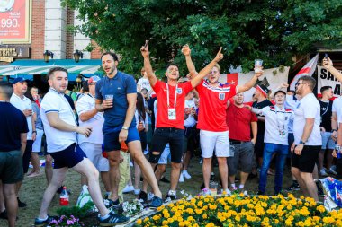 Kaliningrad, Rusya - 28 Haziran 2018: İngilizce hayranları FIFA Dünya Kupası 2018 sırasında Kaliningrad bir sokakta