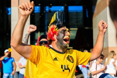 Kaliningrad, Rusya Federasyonu - 28 Haziran 2018: Kostümlü Belçika Kaliningrad bir sokakta FIFA Dünya Kupası 2018 sırasında fanlar