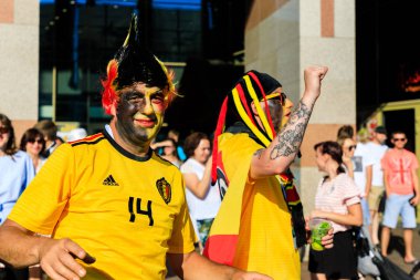 Kaliningrad, Rusya Federasyonu - 28 Haziran 2018: Kostümlü Belçika Kaliningrad bir sokakta FIFA Dünya Kupası 2018 sırasında fanlar