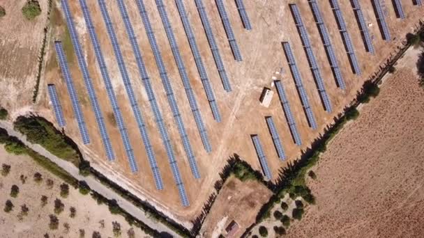在田野上的太阳能电池板 — 图库视频影像