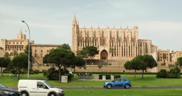 Trânsito Automóveis Fundo Catedral Seu Palma Maiorca Espanha — Vídeo de Stock