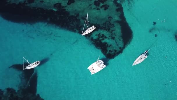 Воздушный Яхты Лазурной Воде — стоковое видео