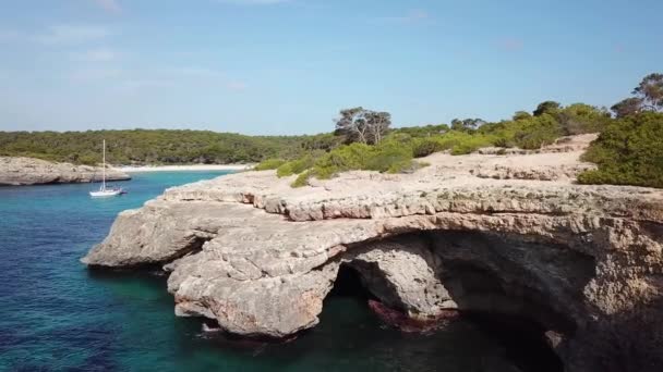 Antenne Steenachtige Kliffen Van Mallorca — Stockvideo