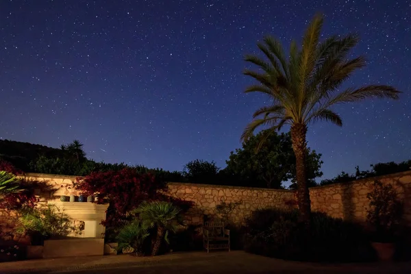 Patio Casa Española Bajo Cielo Estrellado Nocturno —  Fotos de Stock