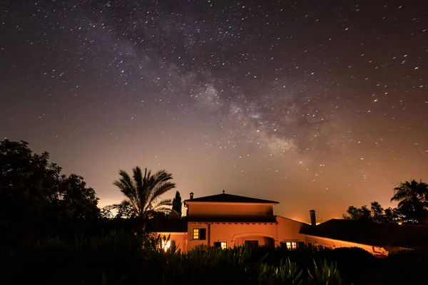 Casa Española Bajo Cielo Estrellado Nocturno — Foto de Stock