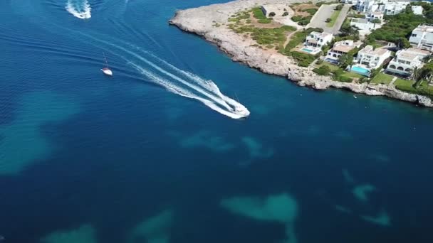 Aerial Boats Bay Cala Майорка — стоковое видео