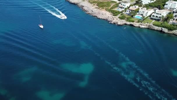 Aerial Boats Bay Cala Майорка — стоковое видео