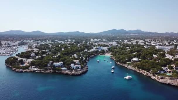 Aérea Cala Ciudad Turística Mallorca España — Vídeos de Stock