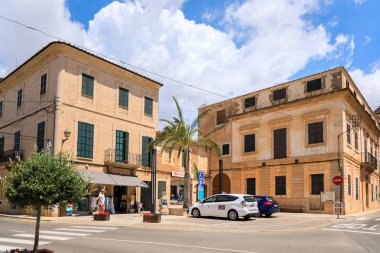 Santanyi, İspanya - 05 Temmuz 2018: İspanyol kasabasında küçük kare geleneksel yapılar