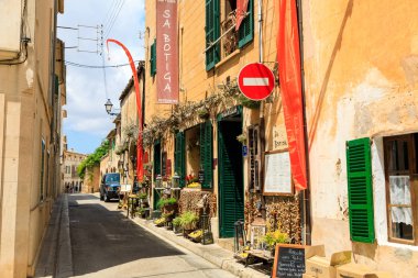 Santanyi, İspanya - 05 Temmuz 2018: Sa Botiga Restoran Mallorca, Carrer del Roser sokak üzerinde bulunan