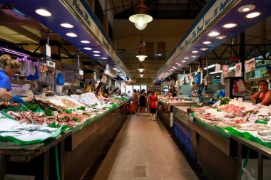 Palma de Mallorca, İspanya - 07 Temmuz 2018: satıcı, alışveriş ve deniz ürünleri, Palma de Mallorca satırlarla balık pazarı