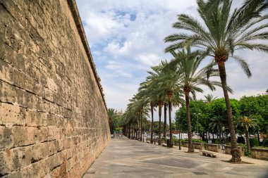 Palma de Mallorca, İspanya - 07 Temmuz 2018: insanlar yaya sokakta Bastion de Sant Pere duvar boyunca boyunca yürüme