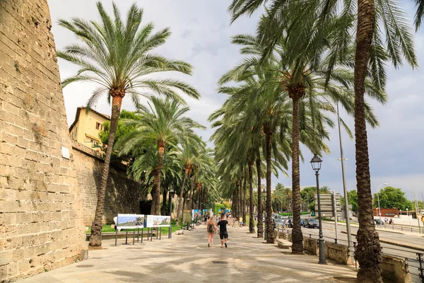 Palma Mallorca Spain July 2018 People Walking Pedestrian Alley Wall — Stock Photo, Image