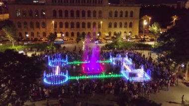 Anteni: Yeni Çeşme bölgesel merkezi gençlik kültürü, gece saat bina yakın