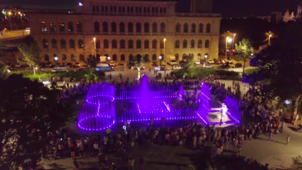 Antenne Der Neue Brunnen Der Nähe Des Regionalen Jugendkulturzentrums Nachts — Stockvideo