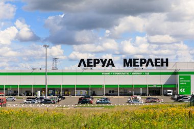 Kaliningrad, Rusya - 05 Ağustos 2018: Yeni son açılan inşaat megastore Leroy Merlin şehir dışında