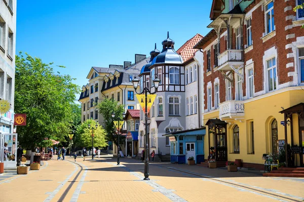 Zelenogradsk Russia June 2018 Some People Walking Pedestrian Street Resort — Stock Photo, Image