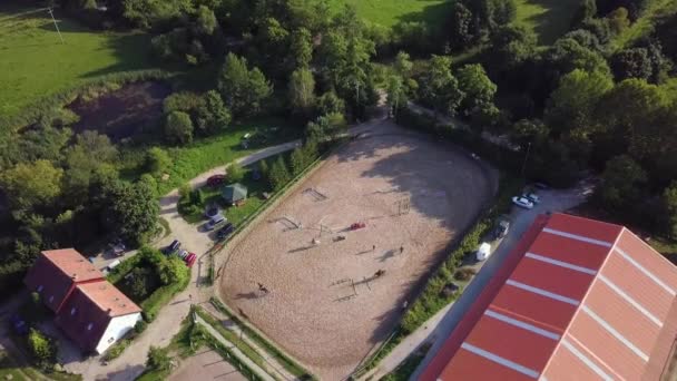 Aérea Jinetes Entrenando Manege Aire Libre — Vídeos de Stock