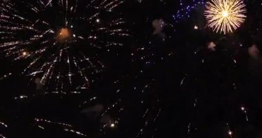 Karanlık gökyüzünde havai fişek gösterisi