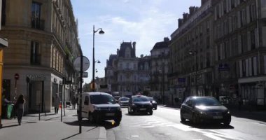 Paris, Fransa - 24 Eylül 2018: Araba trafik sabah zaman Paris Caddesi üzerinde