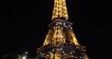 Paris, Fransa - 24 Eylül 2018: Yanıp sönen ışık performansı Eyfel Kulesi üzerinde gece