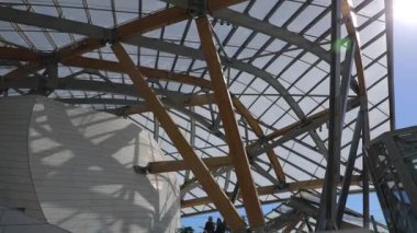 Paris, Fransa - 26 Eylül 2018: Modern cam bina Louis Vuitton Vakfı çatıda iç