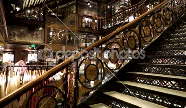 Paris, Fransa - 26 Eylül 2018: Bazı insanlar Abercrombie ve Fitch Dükkanı, Paris Champ Elysees sokakta yer alan alışveriş