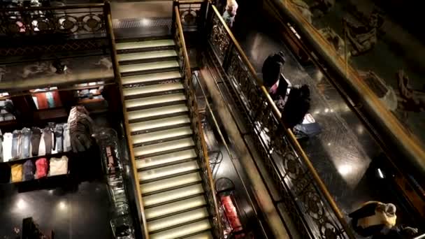 何人かの人々 はパリのシャンゼリゼ通りにあるアバクロンビー フィッチ店でショッピング フランス 2018 — ストック動画